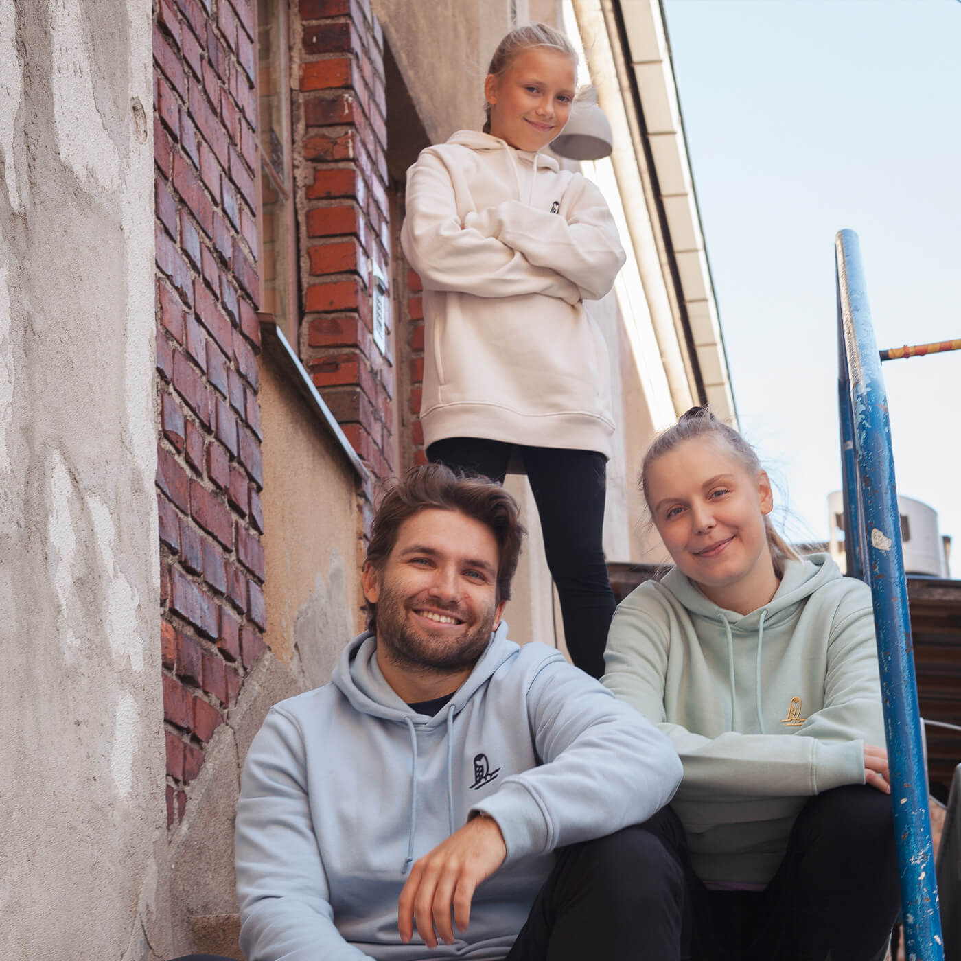 Helmi-huppari valkoinen. Helmareiden virallinen fanituote. Suomen jalkapallomaajoukkueen fanituote.