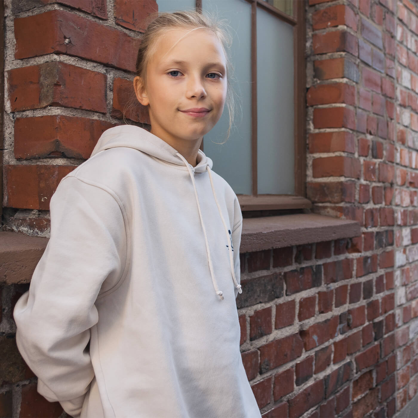 Helmi-huppari valkoinen. Helmareiden virallinen fanituote. Suomen jalkapallomaajoukkueen fanituote.