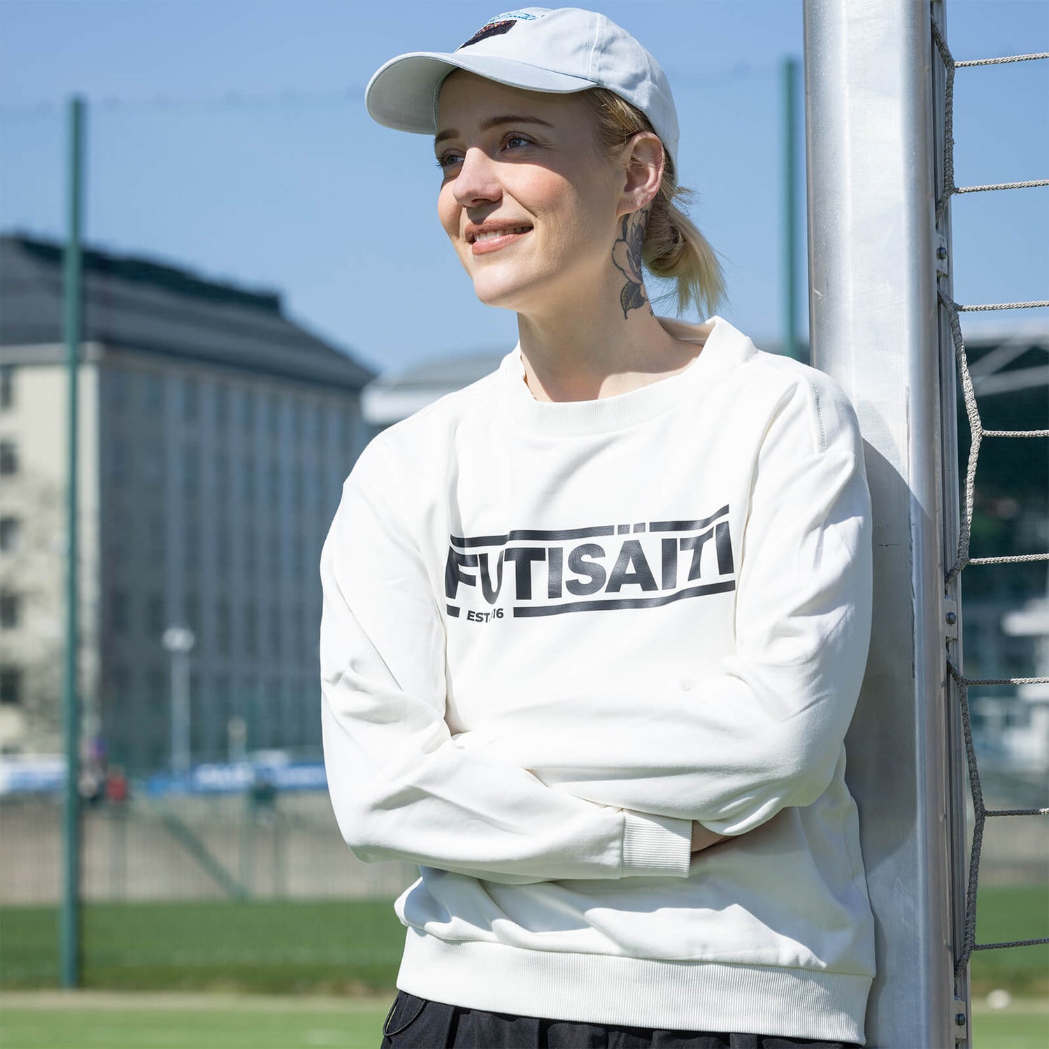 Futisäiti Est College, Luonnonvalkoinen