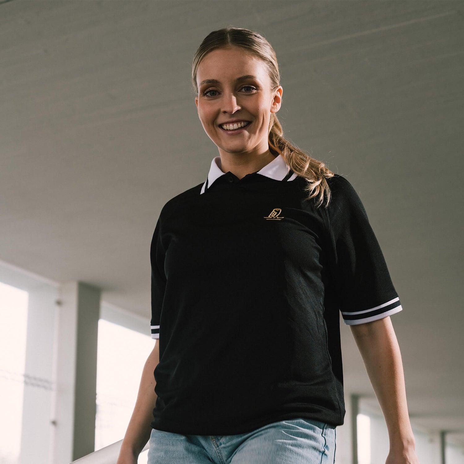 Helmi Jersey Polo, Musta