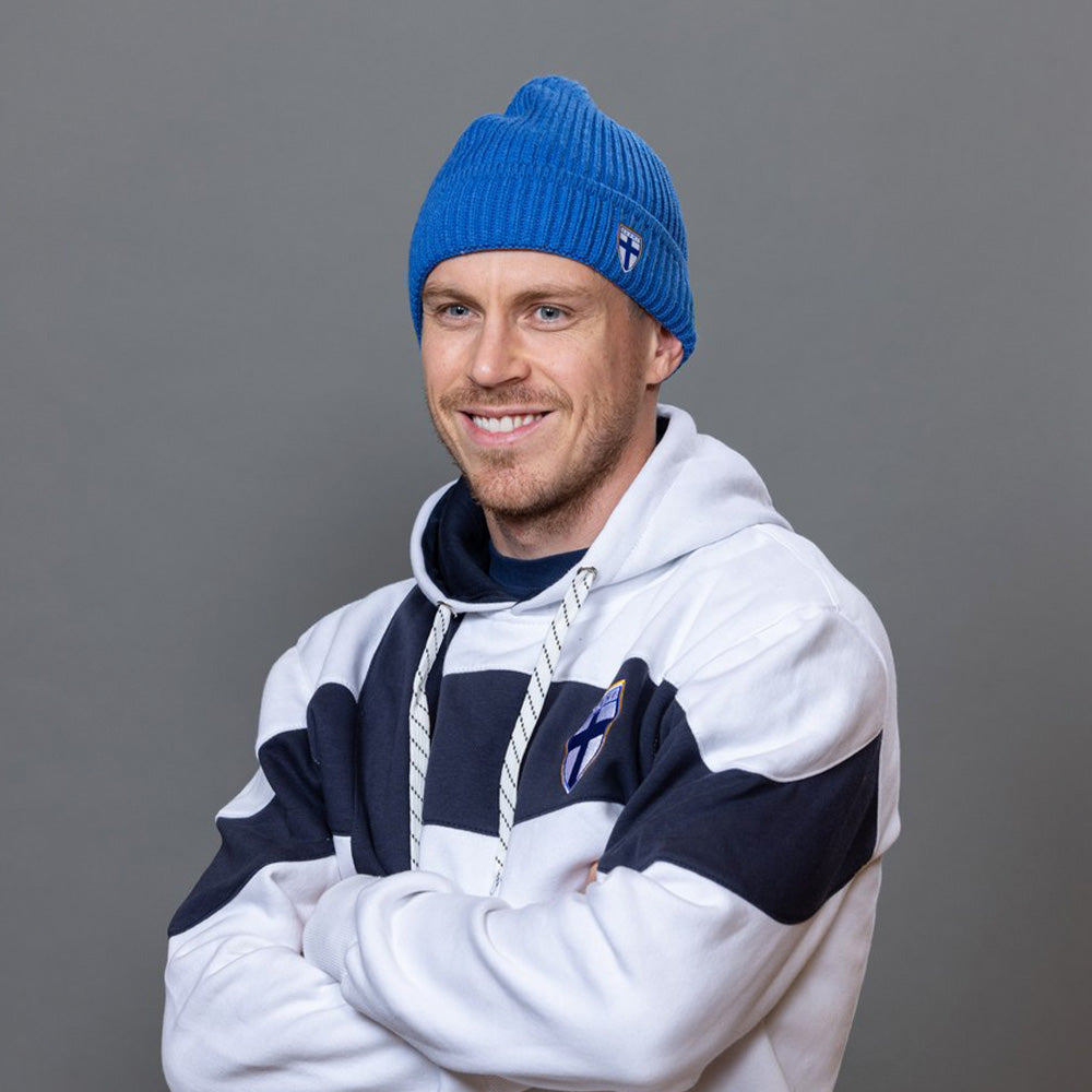 Sininen lifestyle pipo kääntöreunalla ja Suomi-logolla.