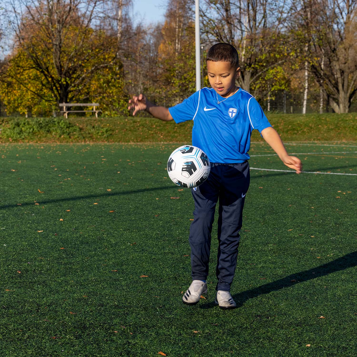 Jalkapallo Nike Academy Team. Valmistettu Aerowsculpt-tekniikalla, joka vakauttaa pallon liikerataa 30%:lla ja antaa puhtaamman ilmaliidon.