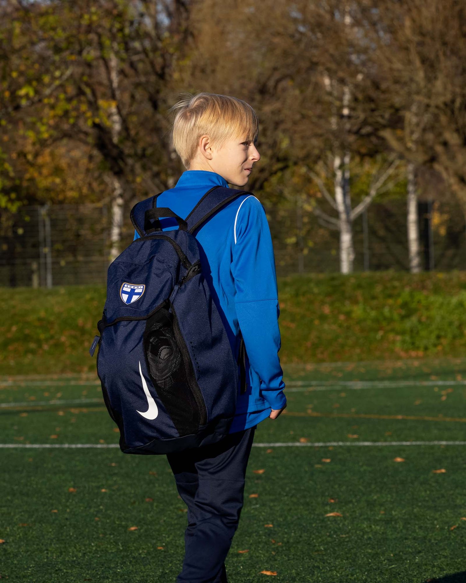 Jalkapalloreppu_sininen_jalkapallo_treenivaline_maajoukkue_Huuhkajat_Helmarit_Palloliitto_verkkokauppa_Suomi 1600 × 1600px Sininen Niken jalkapalloreppu. Jalkapallorepun etupuolella on oma osio pallolle. Sivussa olevaan verkkotaskuun saa juomapullon. Repun toiselta sivulta löytyy oma osionsa nappiksille.