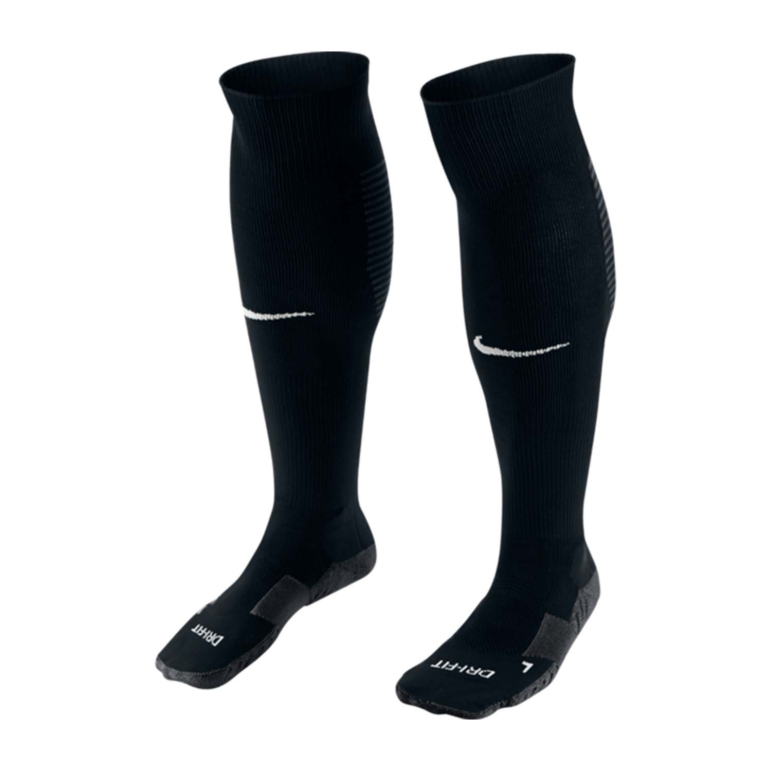 Niken mustat jalkapallosukat. Jalkapallosukkien Dri-FIT materiaali auttaa pitämään jalkasi kuivana.