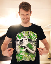 Lukas "Luke" Hradecky fanipaita. Musta t-paita vihreällä printillä.