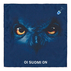 Upea tummansininen silkkitaskuliina, jossa on iso Huuhkajat-printti ja "Oi Suomi on"-slogan.